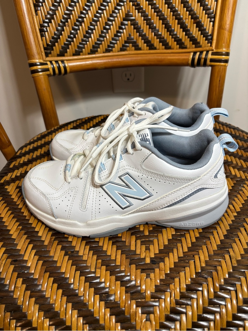 New Balance 608v5 Training Shoe Women Wide White/Blue WX608WB5